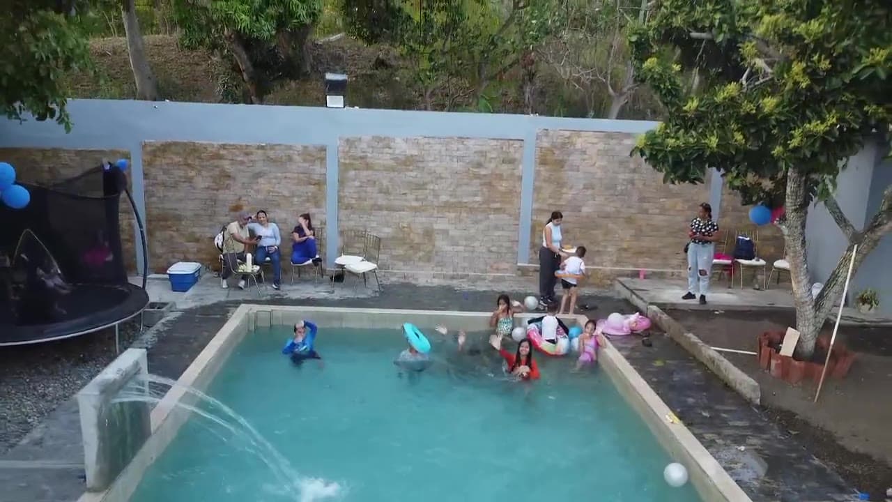 Niños jugando en la piscina de La Huerta durante una fiesta